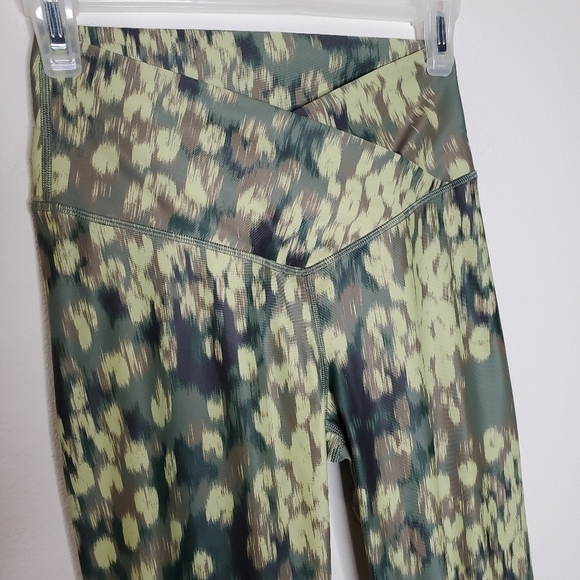 Aerie Offline Olive Green Printed Shine Crossover High Rise 7/8 Leggings - Picture 5 of 10